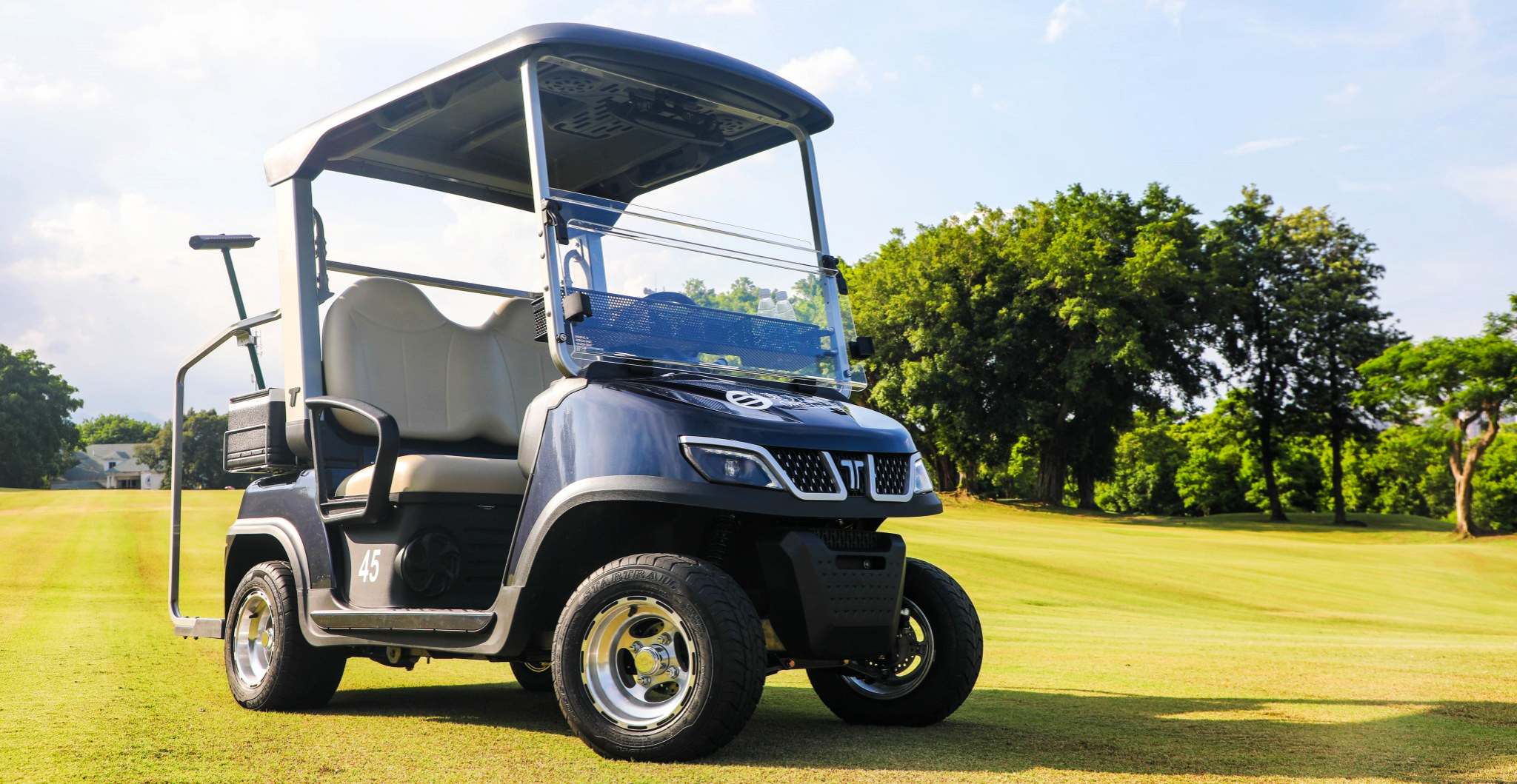 smart-golf-cart-fleet-on-course